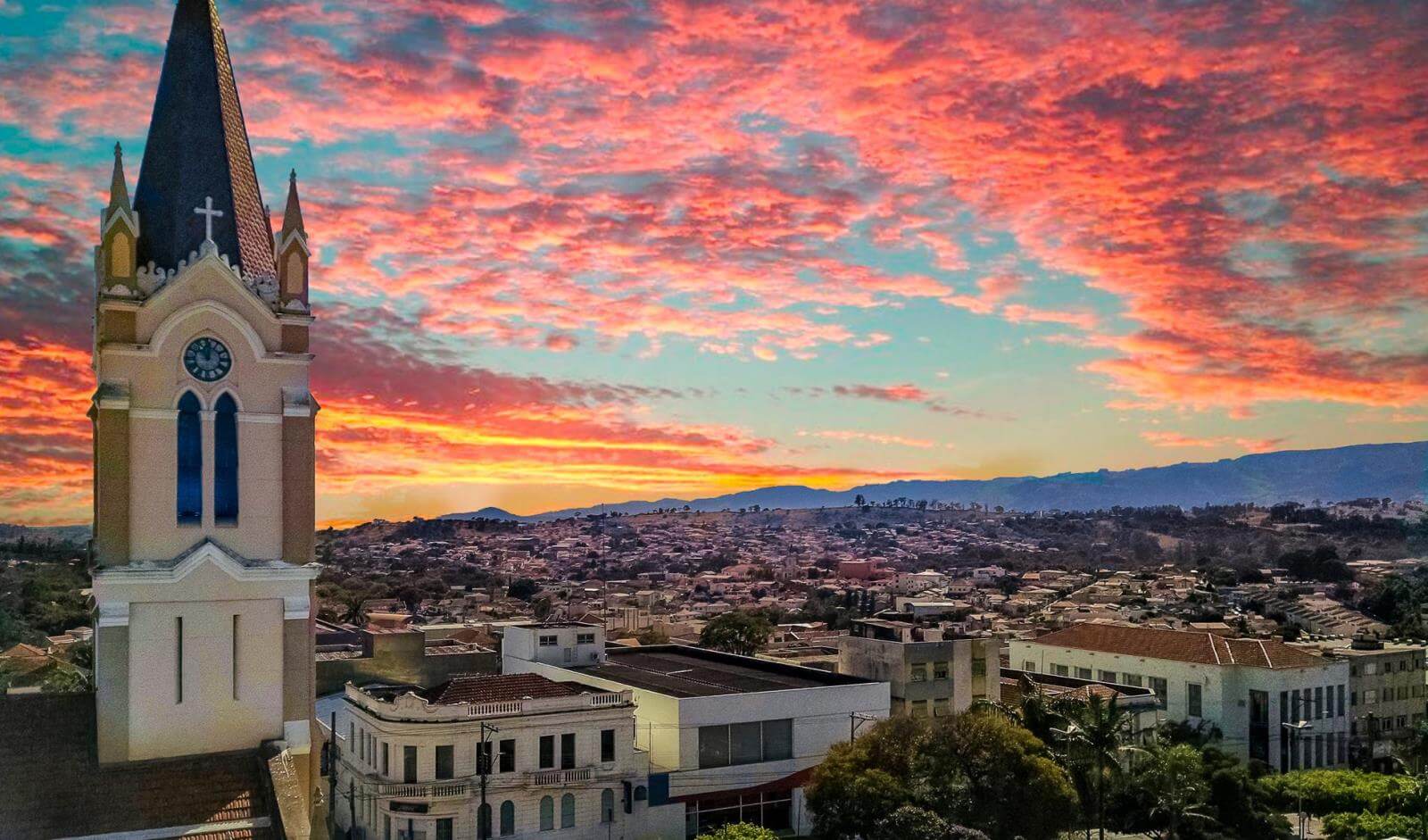 Vista de São João da Boa Vista com torre da Igreja Matriz e céu de entardecer