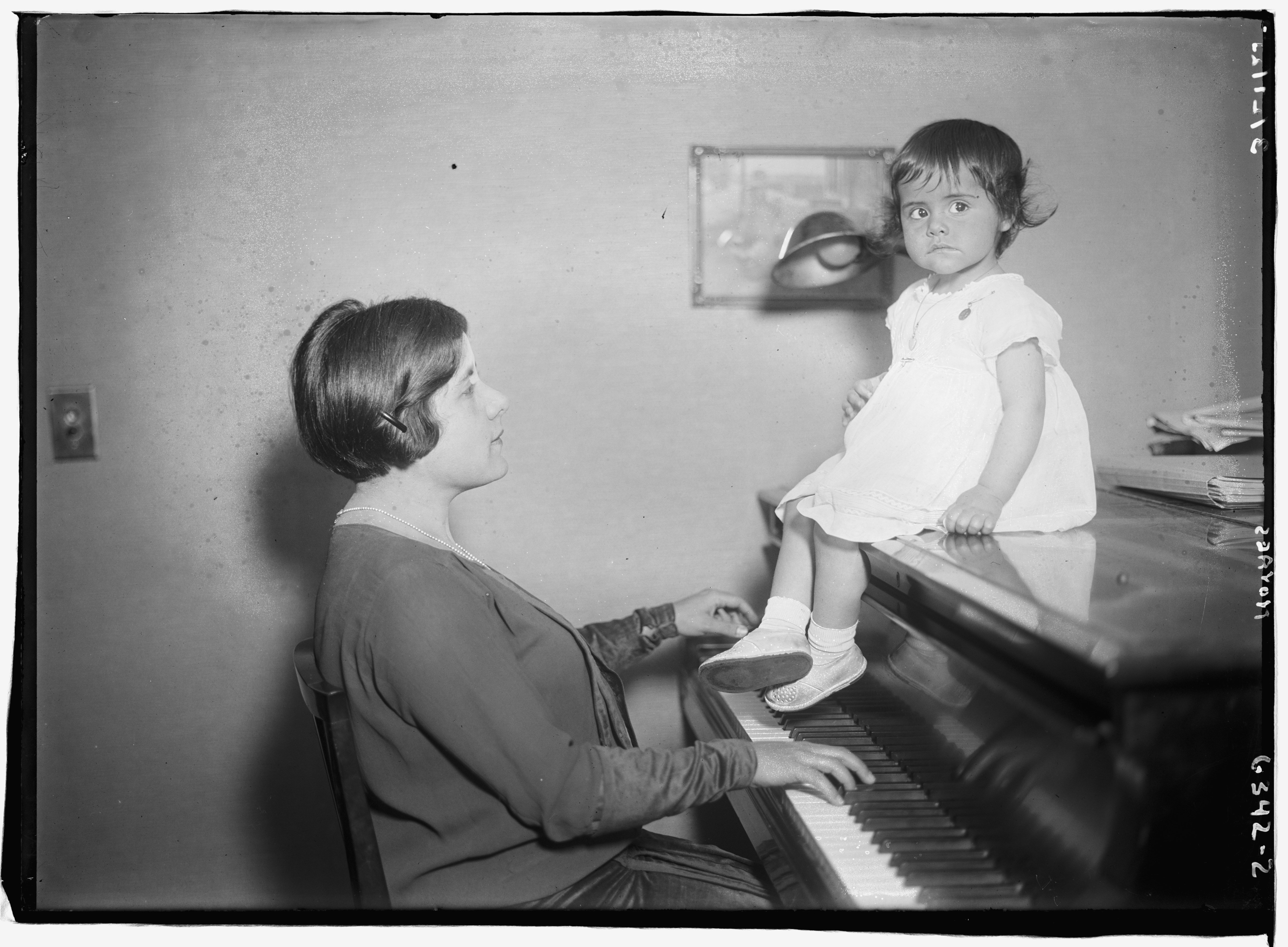 Guiomar Loc At Piano